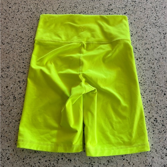 Aritzia | TNA Atmosphere Short 7” in Neon Sunray - Size M - Picture 2 of 6